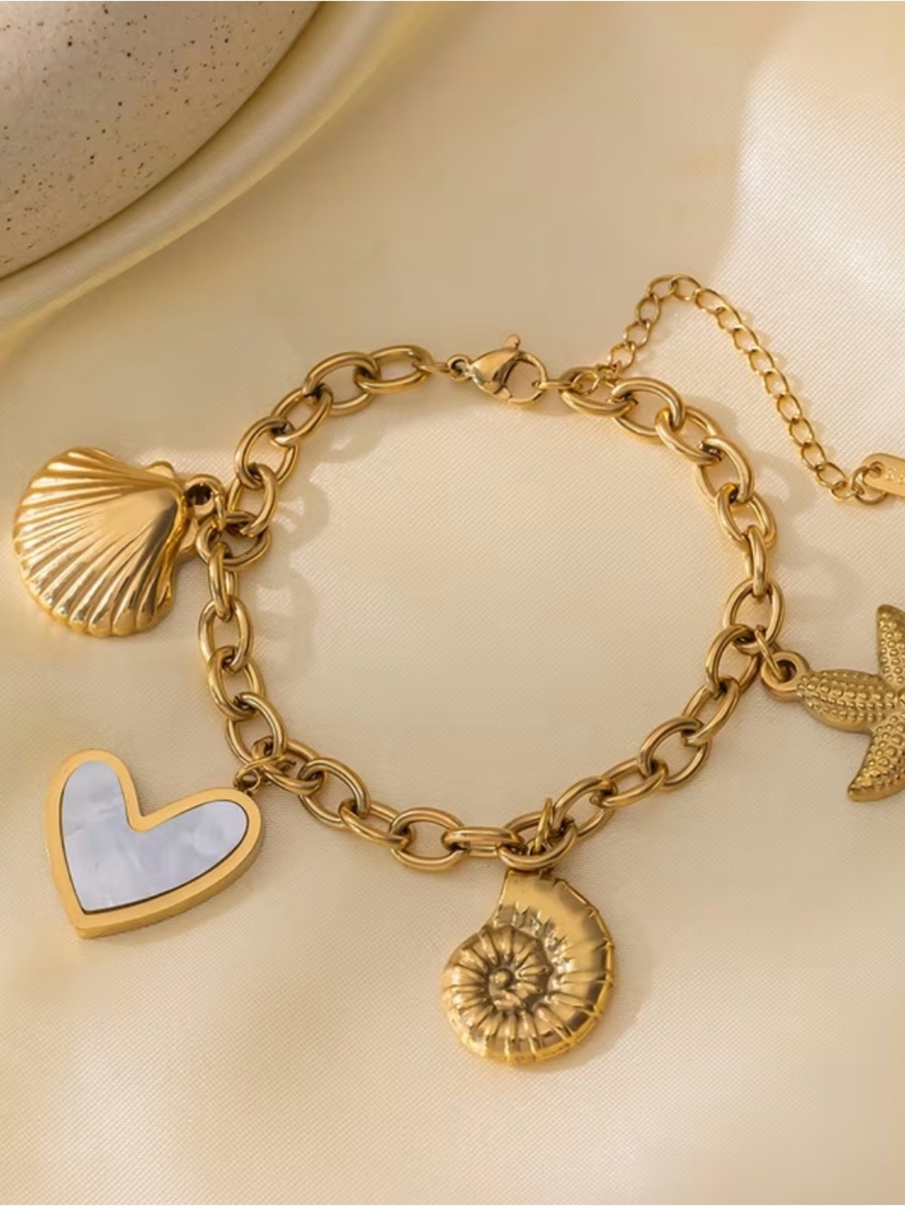 Gold Seashell & Heart Charm Bracelet - Women Jewelry. Beach bracelet 🐚